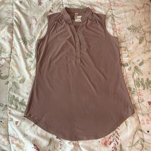 Sleeveless Taupe Button-Down Wmn’s Top